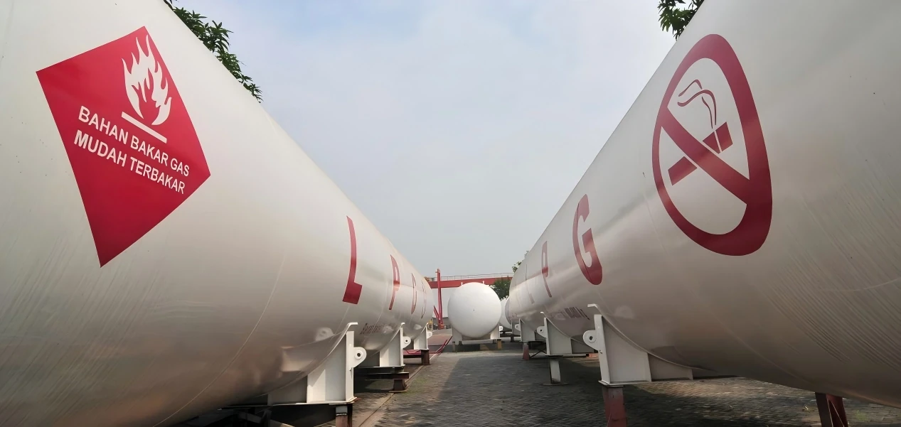 12-meter plate rolling machine for tank manufacturing ? PT. MECO INOXPRIMA, Indonesia