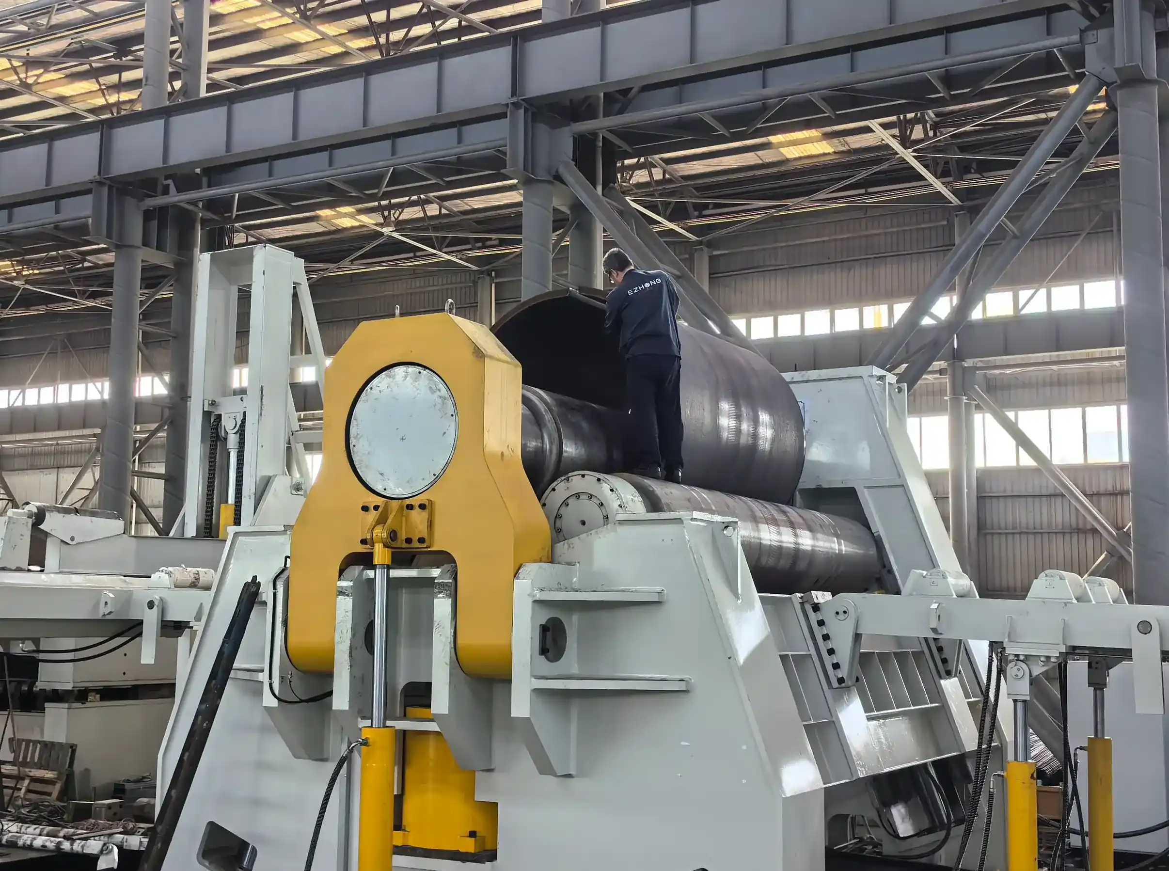 Dual-speed hydraulic system for thin-plate optimization